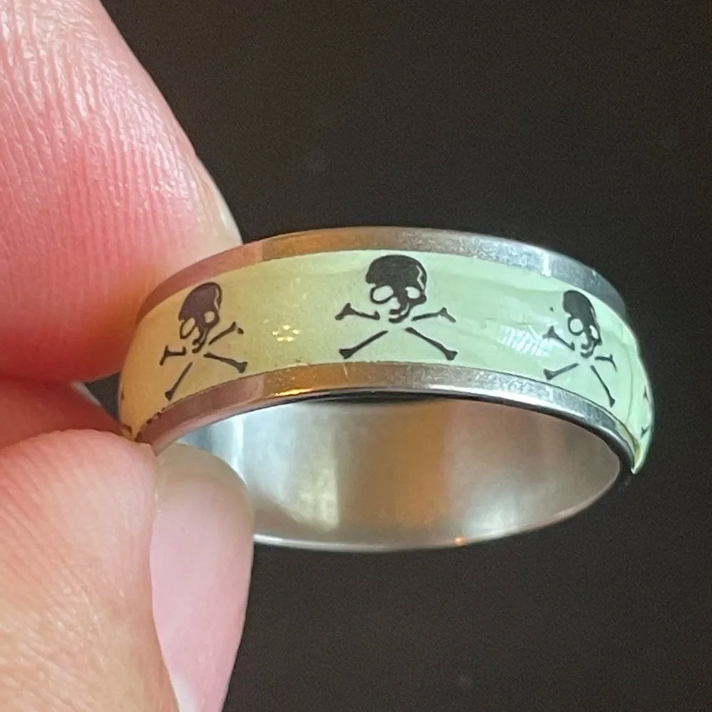 Glow in the dark skull ring - Picture 9 of 10